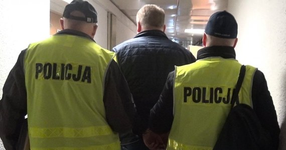 ​Są pierwsze areszty dla osób zamieszanych w sprawę tzw. mafii śmieciowej. Chodzi o nielegalne składowanie niebezpiecznych odpadów. Sąd w Katowicach tymczasowo aresztował cztery osoby.