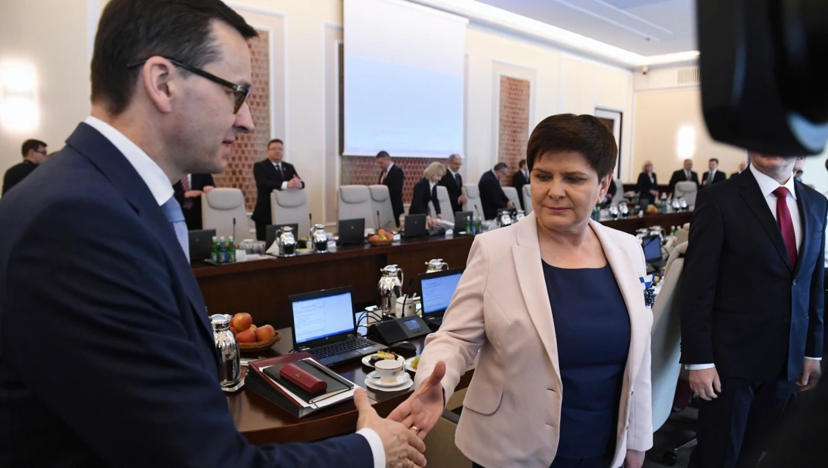 Samorządowcy chcą pilnego spotkania z premierem ws. wyższych pensji dla nauczycieli. "Beata Szydło przerzuca na samorządy pełną odpowiedzialność za sfinansowanie podwyżek płac" - pisze Związek Miast Polskich do premiera Mateusza Morawieckiego i zarzuca prowadzącej negocjacje Beacie Szydło lekkomyślność.