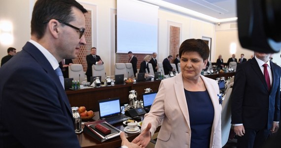 Samorządowcy chcą pilnego spotkania z premierem ws. wyższych pensji dla nauczycieli. "Beata Szydło przerzuca na samorządy pełną odpowiedzialność za sfinansowanie podwyżek płac" - pisze Związek Miast Polskich do premiera Mateusza Morawieckiego i zarzuca prowadzącej negocjacje Beacie Szydło lekkomyślność.