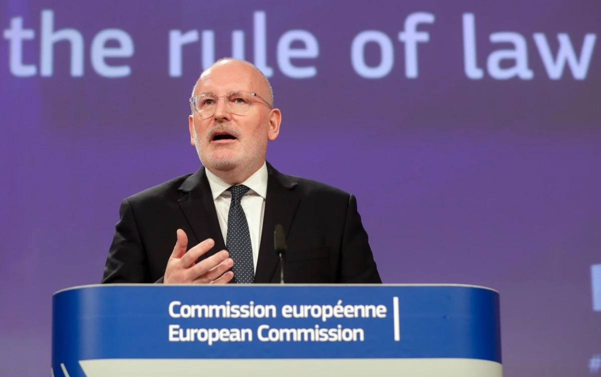 Rusza kolejne postępowanie Komisji Europejskiej dot. polskiej reformy sądownictwa. Wiceszef KE Frans Timmermans ogłosił, że Komisja wszczyna procedurę o naruszenie przez Polskę prawa ws. procedur dyscyplinarnych wobec sędziów. Warszawa ma dwa miesiące na odpowiedź. W ostateczności naszemu krajowi grozić może pozew do Trybunału Sprawiedliwości Unii Europejskiej. Wcześniej KE pozwała Polskę do TSUE w związku z ustawą o sądach powszechnych oraz w związku z ustawą o Sądzie Najwyższym.