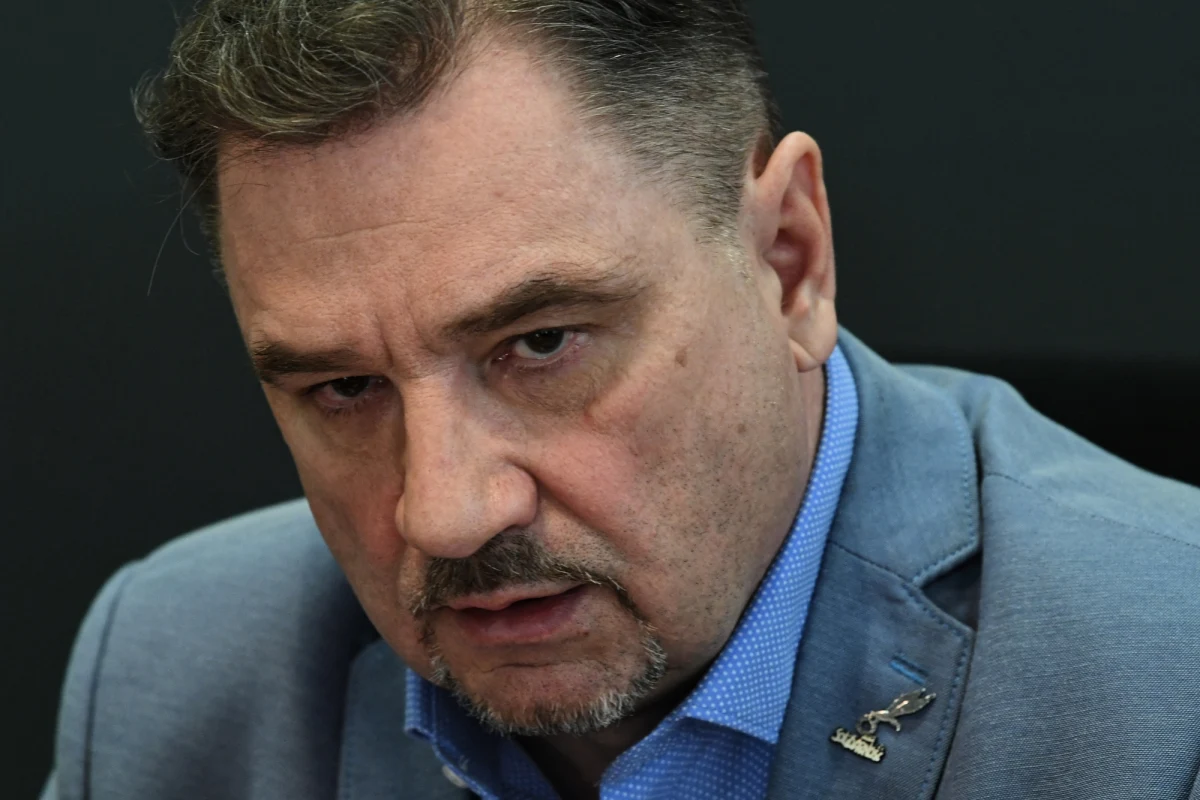 Przed 16 siedzibami urzędów wojewódzkich odbędą się w czwartek pikiety pod hasłem "Dość dyskryminowania pracowników" - zapowiedział w Gdańsku lider NSZZ Solidarność Piotr Duda. Postulaty związkowców nazwał "piątką Solidarności". "Nie może być tak, że kosztem pozostałych zawodów w budżetówce jedna grupa zawodowa otrzyma podwyżki" - oświadczył.