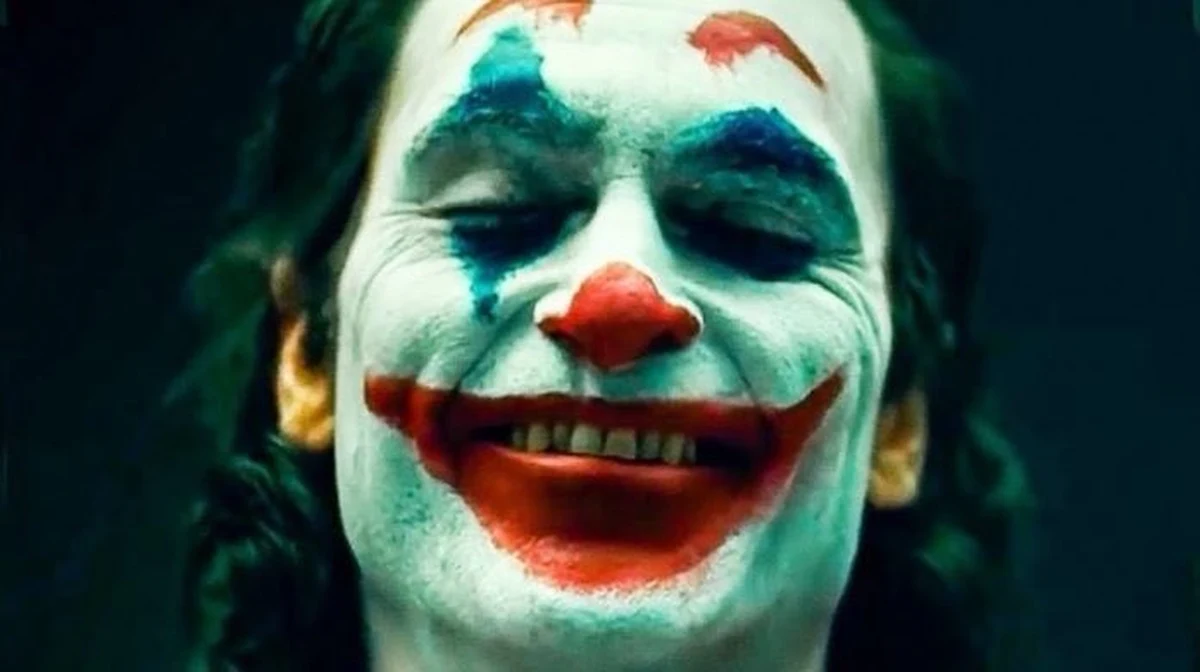 Joaquin Phoenix gra tytułową rolę w filmie "Joker", który 4 października 2019 ma trafić do kin. Za reżyserię filmu odpowiada Todd Phillips, twórca trzech części "Kac Vegas". ​W obsadzie jest również znakomity aktor Robert De Niro. 