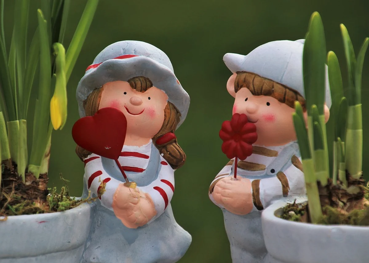 Osoba, która jest w związku, ma ciekawsze życie niż singiel lub singielka. Tak uważa dwóch na trzech Polaków - wynika z najnowszych badań CBOS. Sprawdzamy, jakie są plusy i minusy życia w pojedynkę.