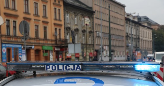 Krakowska policja prowadzi postępowanie ws. publicznego propagowania treści faszystowskich: chodzi o torebki, tzw. nerki, ze znakiem swastyki, jakie sprzedawane były w sklepie sieci Auchan w Krakowie.