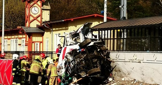 Pociąg Intercity uderzył w karetkę pogotowia na przejeździe kolejowym w Puszczykowie koło Poznania. W ambulansie były trzy osoby. Dwie zginęły, a jedna została ranna. 