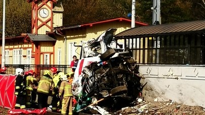 Tragedia na przejeździe kolejowym w Puszczykowie. Pociąg uderzył w karetkę pogotowia