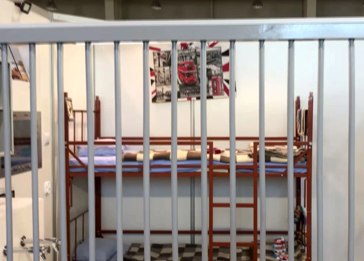 To jest możliwe, podczas Ogólnopolskich Targów Służby Więziennej. Na Targach Lublin dziś i jutro można zobaczyć m.in., jak wygląda od środka standardowa cela. Jest też sprzęt, jakim dysponują funkcjonariusze począwszy od broni a skończywszy na najbardziej zaawansowanych systemach monitoringu i dostępu.