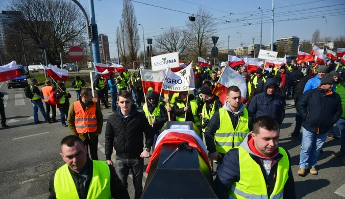 Protest rolników w Warszawie. "Szwadron policji nie pozwala nam przejść"