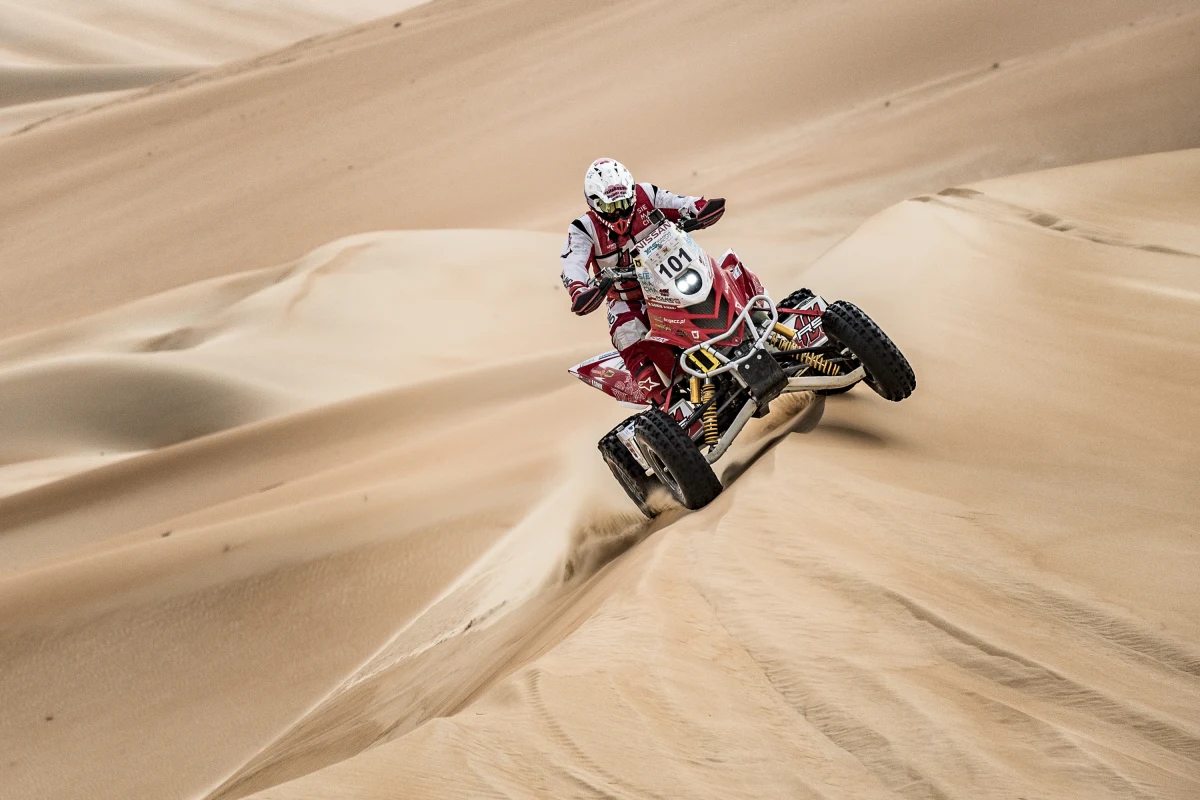 Na dzień przed końcem Abu Dhabi Desert Challenge, Rafał Sonik odzyskał pozycję wicelidera rajdu. Polak zameldował się na mecie za Fahidem Al-Mussalamem, który został nowym liderem zmagań. Co ciekawe przez niemal połowę etapu, ściganie uprzykrzał mu… pasażer na gapę.
