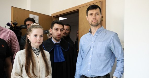 Warszawski sąd rejonowy orzekł w środę, że trzy córki Rosjanina, który wywiózł je ze Szwecji do Polski, zabrawszy je z muzułmańskiej rodziny zastępczej, pozostaną pod jego opieką do czasu rozpatrzenia wniosku o przyznanie mu statusu uchodźcy.