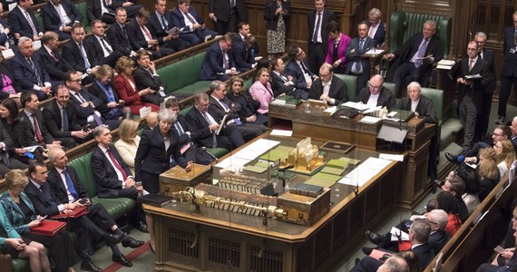 Brytyjska Izba Gmin przyjęła projekt ustawy zmuszającej premier Theresę May do ubiegania się o opóźnienie wyjścia kraju z UE, aby uniknąć bezumownego opuszczenia Wspólnoty w terminie 12 kwietnia. Proponowana legislacja trafi teraz do Izby Lordów.