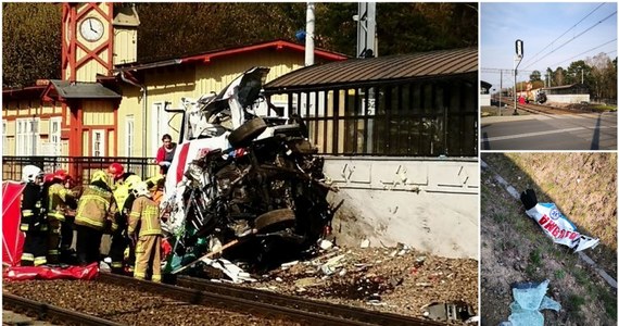 Nagrania z monitoringu mają między innymi pomóc w wyjaśnieniu wczorajszej tragedii na przejeździe kolejowym w Puszczykowie pod Poznaniem. W karetkę pogotowia uderzył tam rozpędzony pociąg. Zginęli 30-letni lekarz i 42-letni ratownik medyczny. Drugi z ratowników, którzy siedział za kierownicą pojazdu, w ciężkim stanie trafił do szpitala. Prokuratura wszczęła śledztwo ws. wypadku.