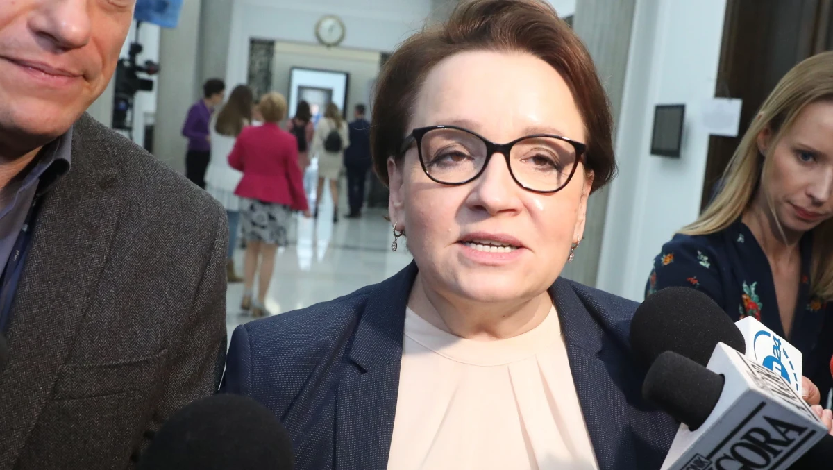 W czasie, gdy uczniowie ostatnich klas szkół podstawowych i likwidowanych gimnazjów drżą z obaw przed kwietniowymi egzaminami, a nauczyciele albo szykują się do strajku, albo głodują w krakowskim kuratorium, Anna Zalewska praktycznie nie bierze udziału w negocjacjach. To wiceszef ministerstwa edukacji Maciej Kopeć gra pierwsze skrzypce w rozmowach ze związkami zawodowymi.