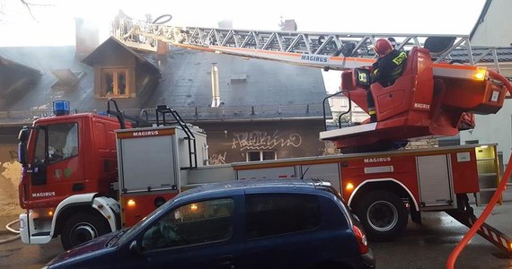 Przez całą noc trwała akcja strażaków związana z gaszeniem pożaru kamienicy w Bielsku-Białej. Nikomu nic się nie stało, ale 15 osób jest bez dachu nad głową. W akcji brało udział 14 strażackich zastępów. 