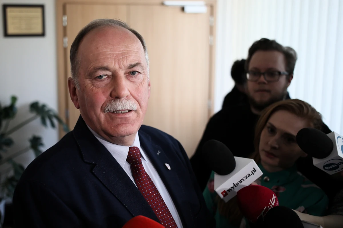 "Ogłoszenie przez Ryszarda Proksę wstępnej zgody na propozycję rządu w dniu 1 i 2 kwietnia jest przejawem skrajnej niekompetencji lub służalczości wobec rządu" - piszą członkowie Międzyzakładowej Komisji Pracowników Oświaty i Wychowania NSZZ i domagają się jego dymisji. To pierwsze tak jawna krytyka przewodniczącego Proksy od początku negocjacji związkowców z rządem.