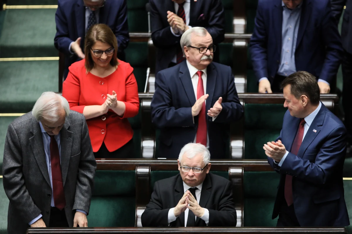 Emeryci i renciści otrzymają w tym roku jednorazowo 1100 złotych brutto, czyli na rękę 888 złotych i 25 groszy: ustawę ws. "trzynastej emerytury" uchwalił właśnie Sejm. Pieniądze będą wypłacane wraz z majowymi świadczeniami. Przed głosowaniem minister Elżbieta Rafalska odniosła się do uwag posłów, którzy zwracali uwagę na zbieżność terminów wypłaty "trzynastki" i wyborów do Parlamentu Europejskiego. "Dlaczego maj? Bo w tym miesiącu mamy też najpiękniejsze święto matki (...) a następnego dnia mamy Dzień Ojca" - wyjaśniła.