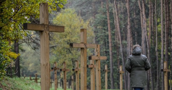 "Usuwane są nielegalne konstrukcje w postaci krzyży" - powiedział białoruskiej agencji państwowej BiełTA szef leśnictwa, na którego terenie znajduje się uroczysko Kuropaty, na obrzeżach Mińska. Rano zdemontowano tam kilkadziesiąt krzyży. Sytuacją w Kuropatach zaniepokojone są Cerkiew i Kościół.