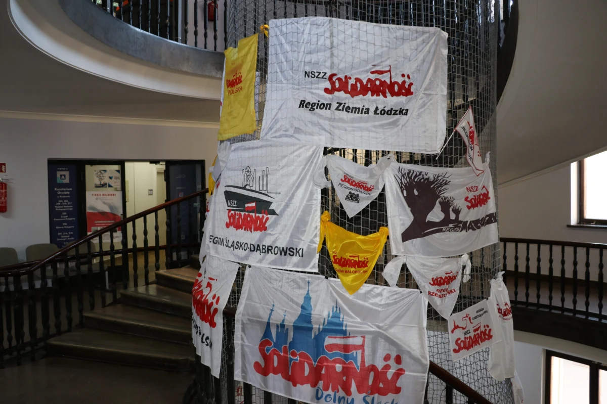 "Postanowiliśmy razem z organizatorami, że nie ma już powodów, żeby kontynuować w najbardziej drastyczny sposób protestu jakim jest głodówka" – powiedział na konferencji prasowej Ryszard Proksa Przewodniczący Sekcji Krajowej Oświaty NSZZ Solidarność.