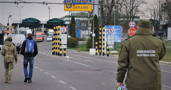 31-letniego Ukraińca, który nielegalnie przekroczył polsko-ukraińską granicę, zatrzymała straż graniczna. Mężczyzna szedł tyłem, bo chciał zmylić strażników, że poszedł na Ukrainę, a nie do Polski. Wcześniej odmówiono mu wjazdu.