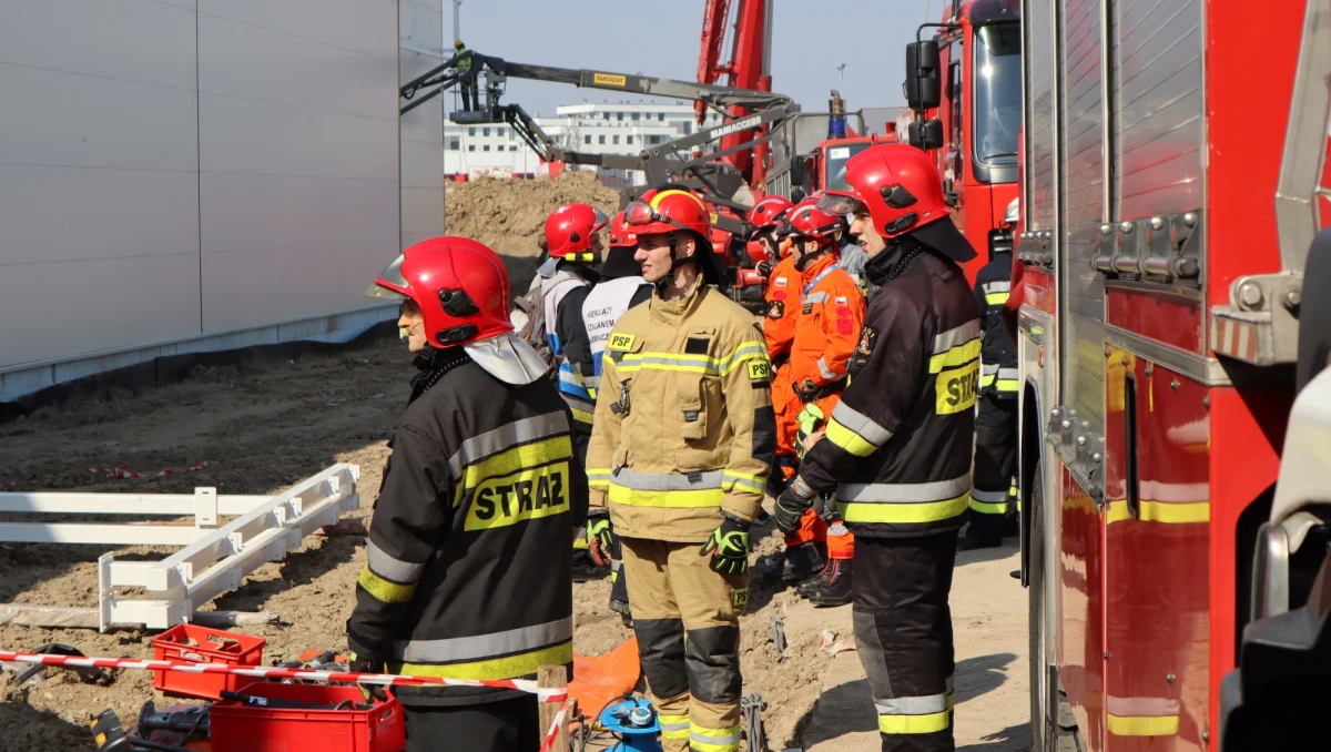 Poszukiwania zasypanych osób i przebijanie się przez ściany - to m.in. ćwiczą strażacy z Warmii i Mazur przy ulicy Popiełuszki w Olsztynie. Areną ćwiczeń jest budynek przeznaczony do rozbiórki.
