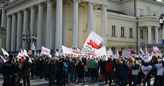 "Dość dyskryminacji pracowników" – pod takim hasłem demonstracje w całym kraju przed urzędami wojewódzkimi przeprowadził związek zawodowy „Solidarność”. Pracownicy protestowali, bo uważają, że rząd nie porozumiał się z nimi w sprawie kluczowych postulatów.