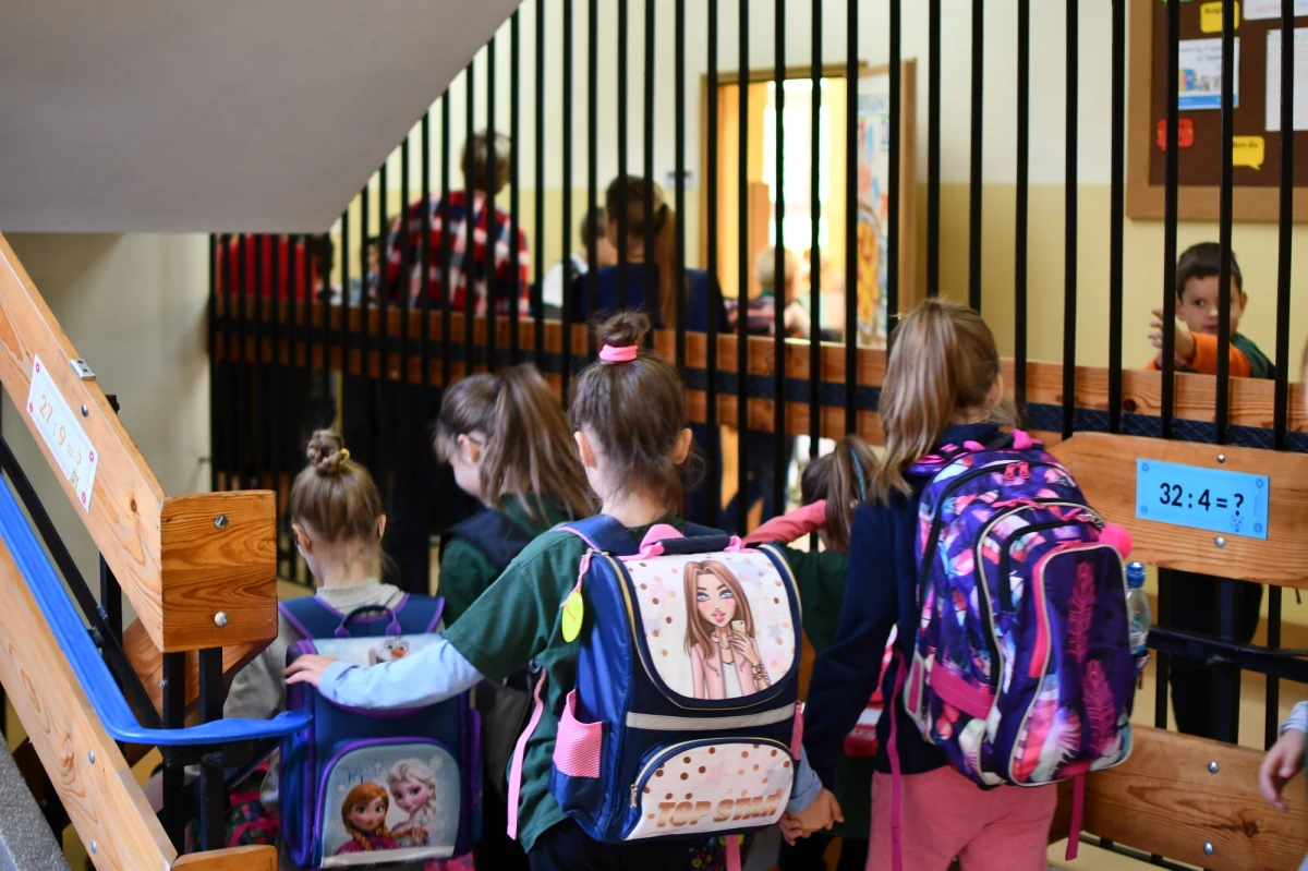 Ministerstwo Edukacji Narodowej jest gotowe na przeprowadzenie egzaminów - zapewniała w Sejmie wiceszefowa tego resortu. Marzena Machałek przedstawiła informację w sprawie kryzysu w oświacie i planowanego protestu nauczycieli. Do piątkowego poranka trwa przerwa w negocjacjach pomiędzy rządem a nauczycielami. Beata Szydło zapowiedziała prezentację nowych propozycji. 