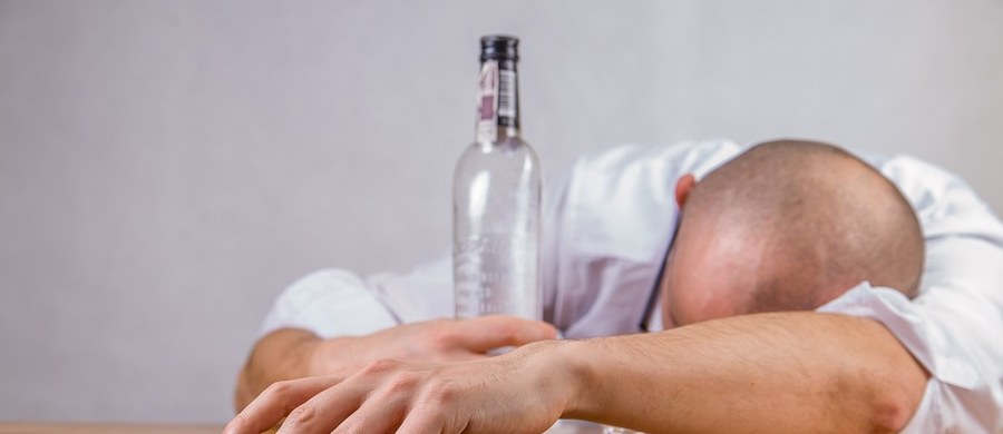 Jeszcze sześć tygodni po odstawieniu alkoholu dochodzi do uszkodzeń mózgu - wynika z nowych badań. Ich wyniki zaprzeczają wcześniejszym założeniom, według których z początkiem trzeźwości mózg zaczyna się regenerować.