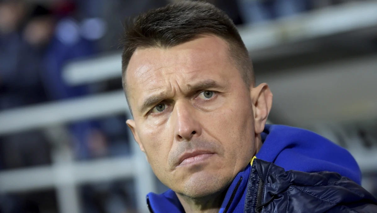 Leszek Ojrzyński zastąpił zwolnionego wczoraj Kibu Vicunę i przynajmniej do końca sezonu będzie trenerem Wisły Płock. Cel jest oczywisty – utrzymać drużynę w Ekstraklasie. „Nafciarze” znajdują się obecnie w strefie spadkowej. Mają na koncie 24 punkty. Tyle samo, co zamykające tabelę Zagłębie Sosnowiec.