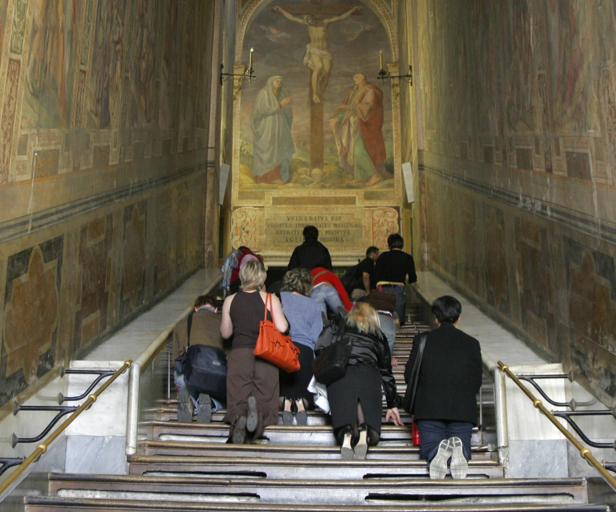 Po raz pierwszy od 300 lat w Rzymie - przez dwa miesiące - będzie można oglądać słynne Święte Schody w oryginalnym stanie, bez drewnianej obudowy ochronnej. Schody, po których według tradycji Jezus szedł na sąd, zostaną udostępnione po konserwacji 11 kwietnia.