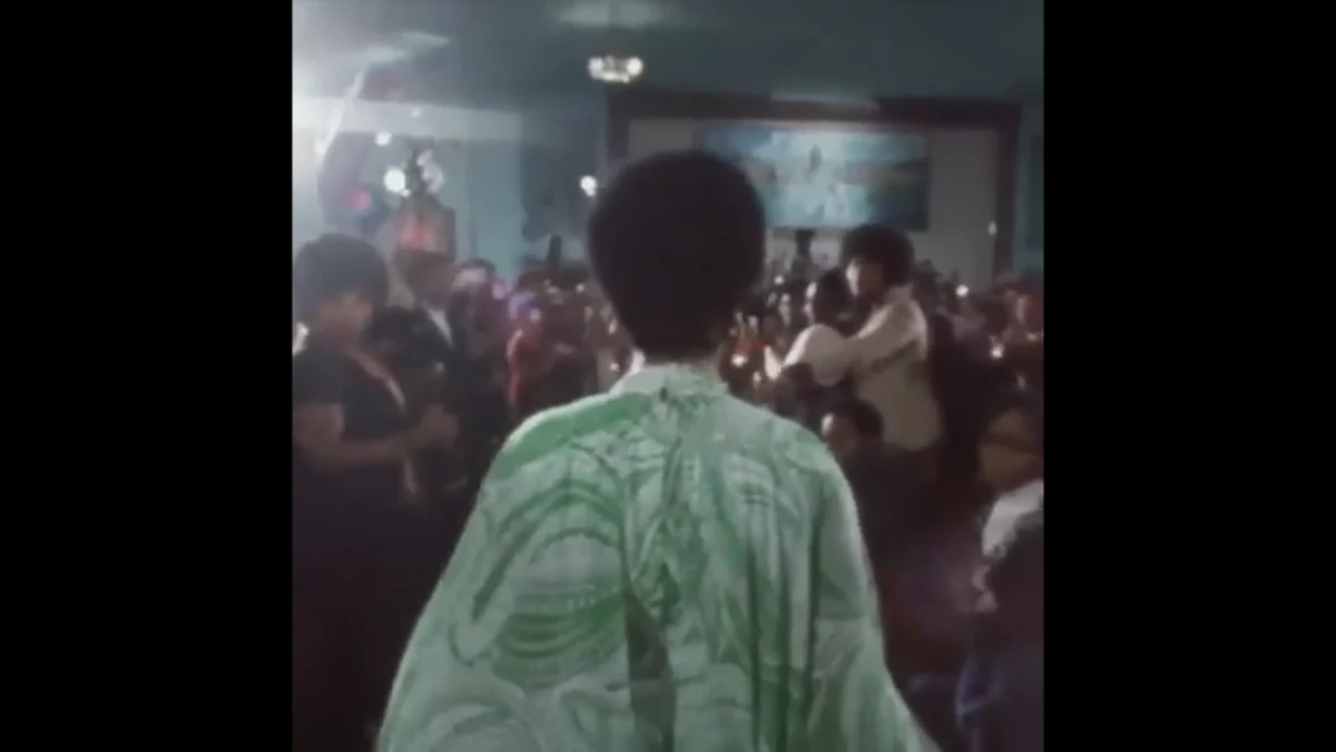 Dziś, po 47 latach od powstania, na ekrany kin wchodzi „Amazing Grace” - jeden z najważniejszych dokumentów muzycznych w historii USA. Jego bohaterką jest zmarła w zeszłym roku Aretha Franklin, którą magazyn „Rolling Stone” okrzyknął wokalistką wszech czasów. W filmie zarejestrowano koncert połączony z nabożeństwem gospel z 1972 roku. Popisy wokalne „królowej soulu” są unikalne. Jednak emocjonalne sceny z udziałem zebranych w kościele ludzi możemy oglądać do dzisiaj. Wystarczy wybrać się na tzw. Sunday Service w dzielnicy Harlem w Nowym Jorku. 