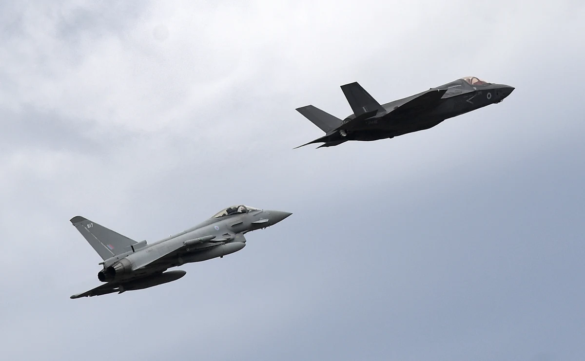 Rząd USA rozważa możliwość sprzedaży myśliwców F-35 pięciu krajom sojuszniczym: Polsce, Rumunii, Grecji, Hiszpanii i Singapurowi. Taką informację przekazał Izbię Reprezentantów Kongresu przedstawiciel Departamentu Obrony, wiceadmirał Mathias Winter.