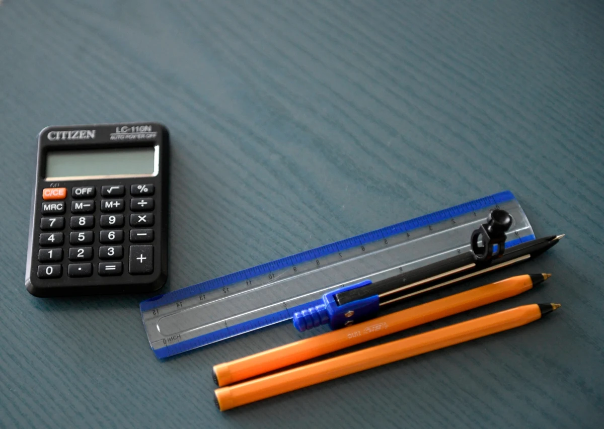 Nauczyciele, którzy chcą pomóc uczniom podczas egzaminów, mogą zgłaszać się do kuratoriów oświaty - zachęca resort oświaty. Członkiem zespołu egzaminacyjnego i nadzorującego może być każda osoba posiadająca kwalifikacje pedagogiczne. W każdym województwie przy kuratorium oświaty zostały uruchomione punkty informacyjne, do których osoby z kwalifikacjami pedagogicznymi mogą przesyłać swoje zgłoszenia.