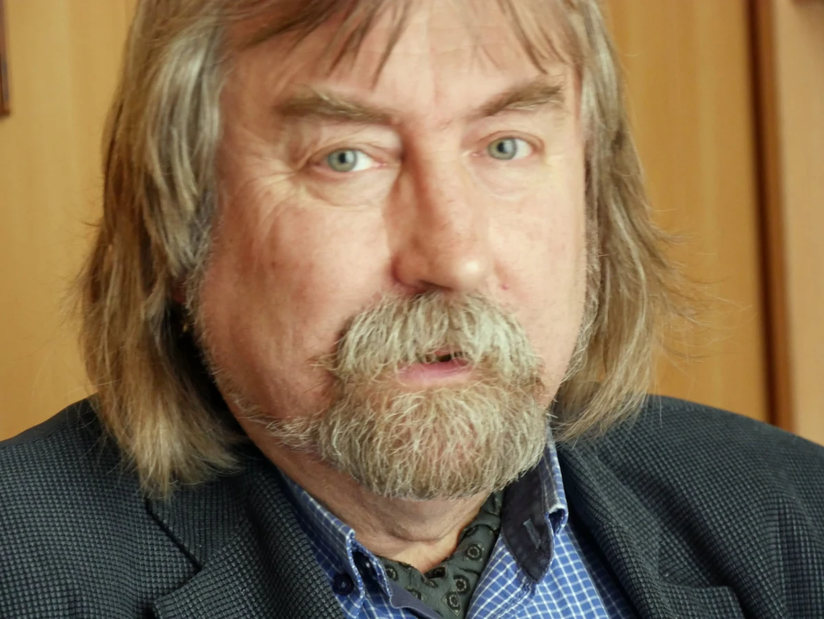 "System wynagrodzeń nauczycieli wymaga zmian, ale nie tylko w kontekście takim, że pompujemy tam więcej pieniędzy i wszystkim po równo podnosimy. Ten system jest wadliwy z tego powodu, że nie zauważa jakości pracy" – mówi RMF FM dr Jerzy Lackowski, były krakowski i małopolski kurator, dyrektor Studium nauczycielskiego UJ. Jego zdaniem powinno być tak, by nauczyciel świetnie pracujący zarabiał odpowiednio wysoko, średnio pracujący zarabiał średnio, a źle pracujący był po prostu zwalniany. Odnosząc się do możliwego protestu Lackowski podkreśla, że konsekwencji tego, co się może zdarzyć od poniedziałku w istocie nie znamy. Jego zdaniem organizatorzy nie do końca zdają sobie sprawę, że strajk będzie bardzo często budował przepaść między nauczycielami a rodzicami.