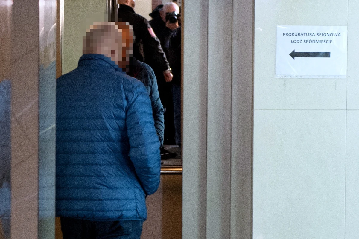 Poseł Stefan N. usłyszał zarzut przyjmowania i żądania korzyści osobistych i majątkowych w postaci usług seksualnych opłacanych przez dwóch biznesmenów. Poseł odniósł się do przedstawionego zarzutu, odmówił składania wyjaśnień oraz odpowiedzi na pytania prokuratora.