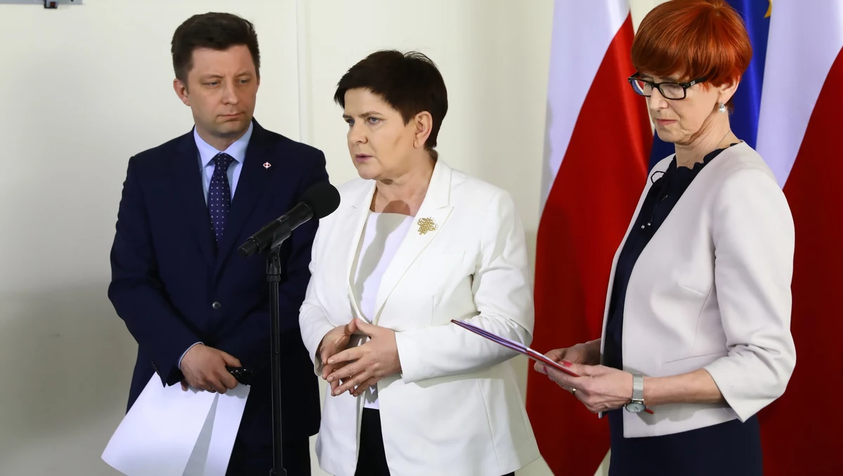 Rządowa strona negocjacyjna zaproponowała nowy kontrakt społeczny dla nauczycieli, obejmujący podwyżki i zmianę warunków pracy. Związkowcy tę propozycję skrytykowali. „Nie zachodzą żadne okoliczności, które dawałyby nam przesłanki do tego, abyśmy mogli dyskutować o wstrzymaniu akcji strajkowej w poniedziałek” - oświadczył prezes ZNP Sławomir Broniarz.  Przewodniczący Wolnego Związku Zawodowego "Solidarność-Oświata" FZZ Sławomir Wittkowicz poinformował, że związek nie podpisze propozycji porozumienia, która - jak stwierdził - oznaczałaby "tylko i wyłącznie, że na stole leżą ochłapy rzucone pracownikom oświaty".