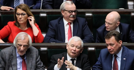 ​Sprawy organizacyjne, w tym bieżąca kampania wyborcza do Parlamentu Europejskiego, były głównym tematem piątkowych obrad Komitetu Politycznego Prawa i Sprawiedliwości w Warszawie. "Zdecydowaliśmy, że o rekonstrukcji rządu będzie informował bezpośrednio premier Mateusz Morawiecki" - poinformowała rzeczniczka PiS Beata Mazurek.