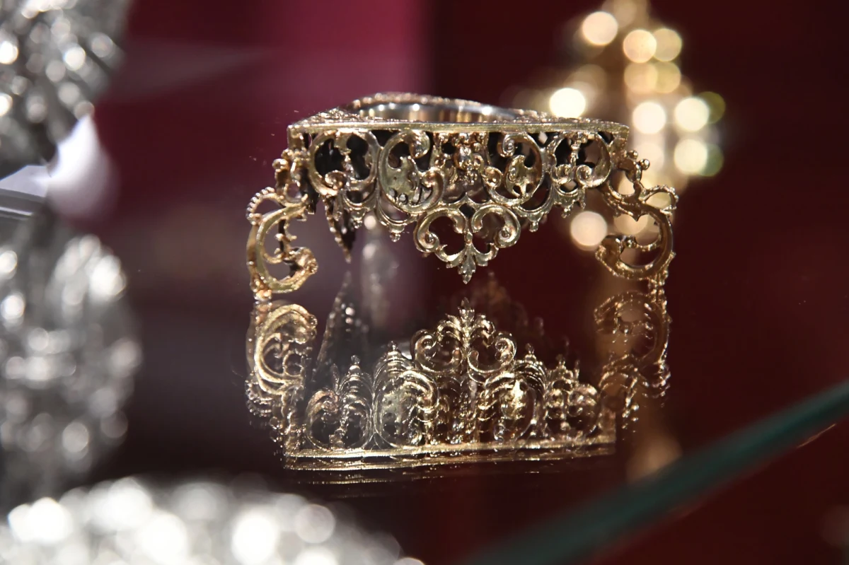 Gobelin ze sceną z poematu Wergiliusza, unikatowe egzemplarze najstarszych i najważniejszych polskich orderów, tłoki pieczętne i naczynia ze złoconego srebra wzbogaciły zbiory Zamku Królewskiego na Wawelu.  Nabytki z ostatnich dwóch lat będzie można od wtorku oglądać na wystawie.