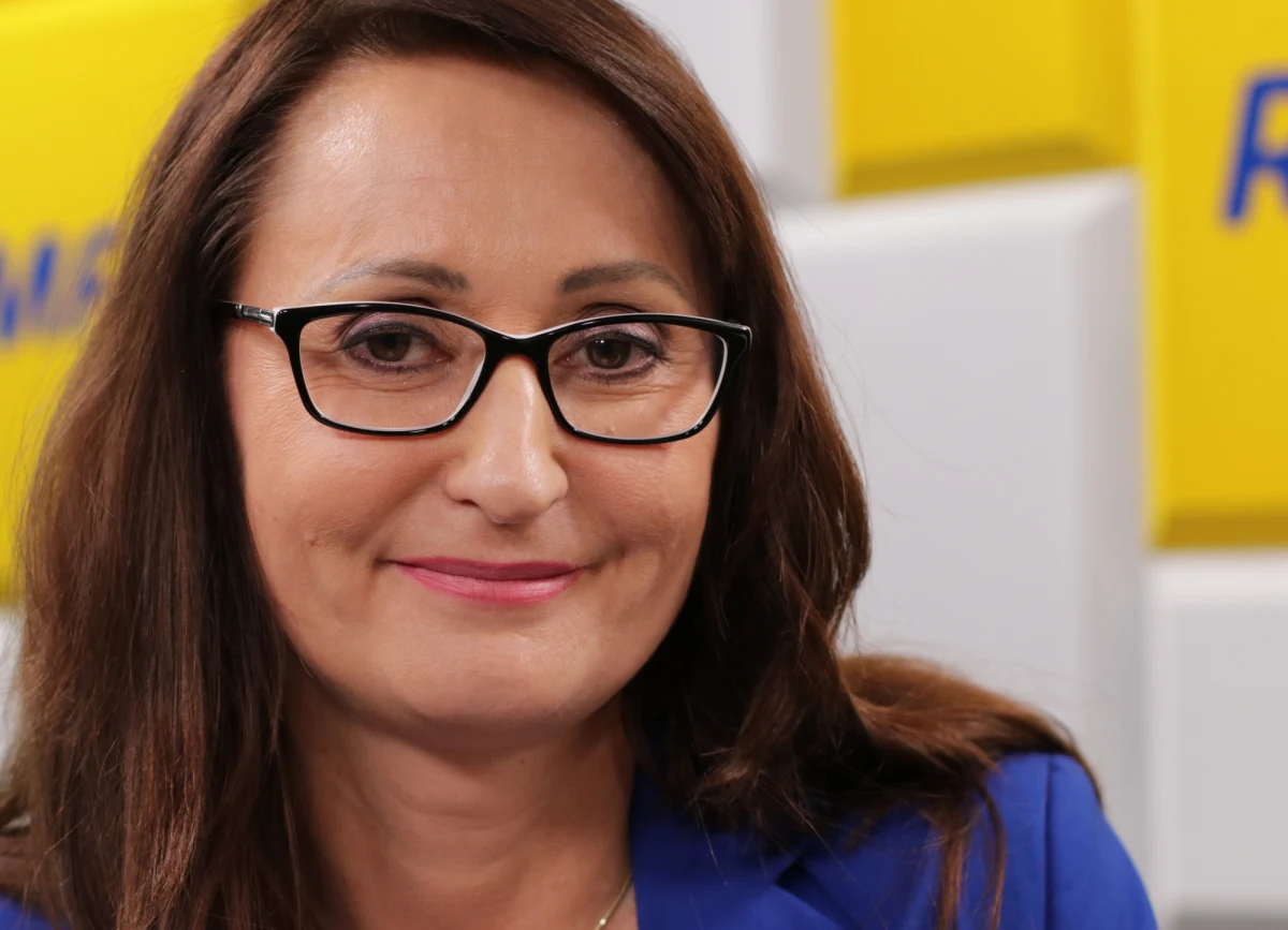 Ministerstwo Edukacji Narodowej poinformowało dzisiaj, że strajk nie jest powodem do odwołania zajęć i nie może stanowić przyczyny zamknięcia placówek. „To jest oczywista nieprawda” - komentuje w Popołudniowej rozmowie w RMF FM wiceprezydent Warszawy Renata Kaznowska. Powołuje się przy tym na rozporządzenie w sprawie bezpieczeństwa i higieny w publicznych i niepublicznych szkołach i placówkach. „Dwieście tysięcy nauczycieli w Warszawie będzie strajkować. Pytam ministerstwo edukacji, dlaczego doprowadziło do takiej sytuacji wiedząc, że skala strajku będzie olbrzymia” – podkreśla gość Marcina Zaborskiego. I dodaje: „Pani minister Zalewska podpaliła polską oświatę, a dzisiaj gaszą ten płomień benzyną”.