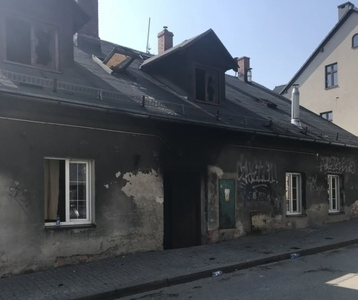 Jest tymczasowy areszt dla mężczyzny podejrzanego o podpalenie kamienicy w Bielsku-Białej. Taką decyzje podjął właśnie tamtejszy sąd. 61-letni mężczyzna to lokator kamienicy, która spłonęła. 