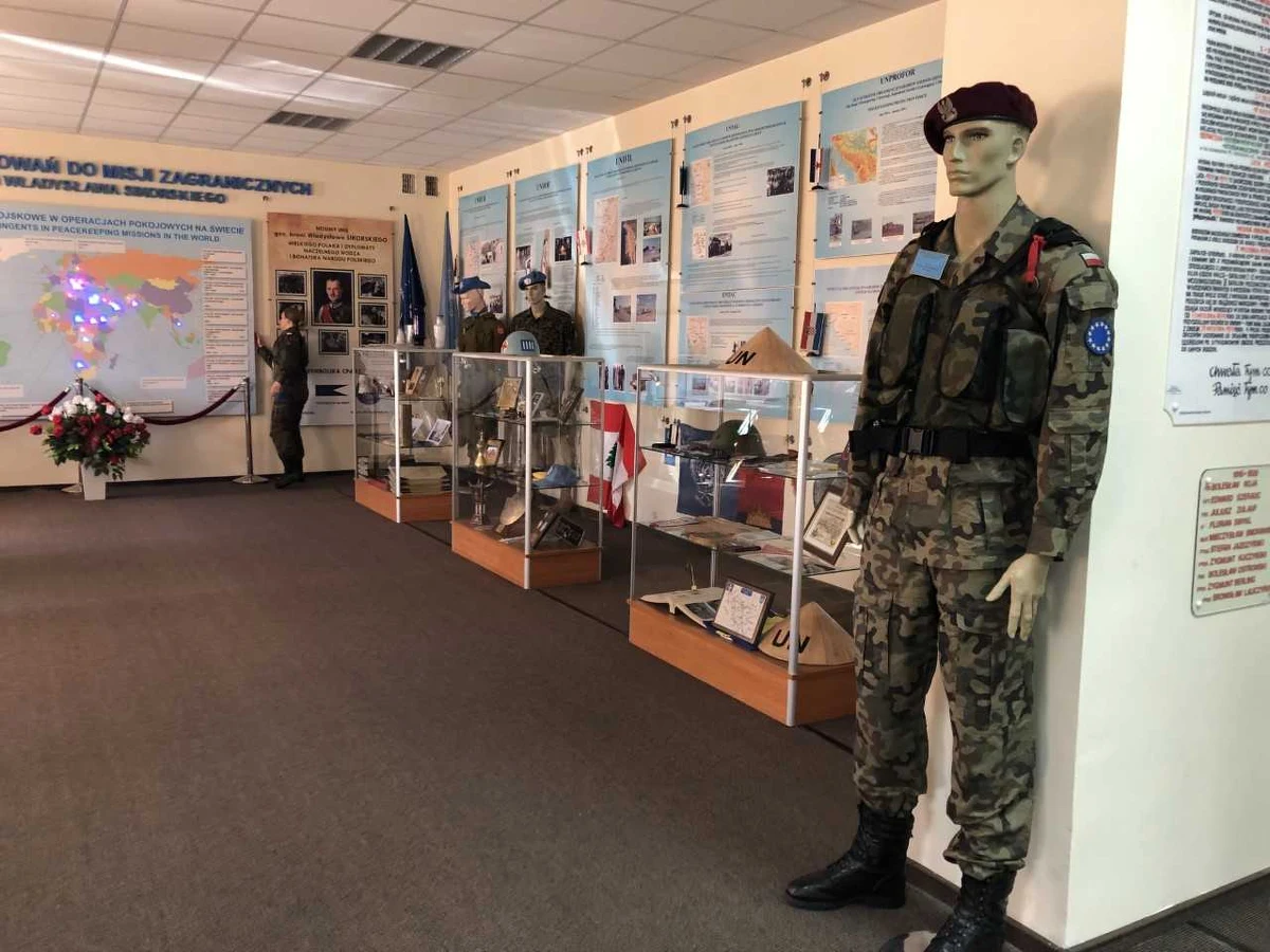 Prawie 10 tysięcy żołnierzy przyjeżdża w ciągu roku do Centrum Przygotowań do Misji Zagranicznych w Kielcach. Właśnie tam szkolą się wojskowi zanim wyjadą na pokojowe misje zagraniczne. Dostępne tylko dla wybranych pomieszczenia Centrum były Twoim Niesamowitym Miejscem w Faktach RMF FM. Centrum obchodzi w tym roku trzydzieste urodziny. Odwiedzamy między innymi tzw. TOC, czyli Tactical Operation Center, które odwzorowuje budynek znajdujący się tysiące kilometrów od Polski, stanowisko misji ONZ w Syrii oraz pokój afgański, gdzie polscy żołnierze uczą się, jak prowadzić negocjacje z przedstawicielami dalekich, odmiennych kultur. 