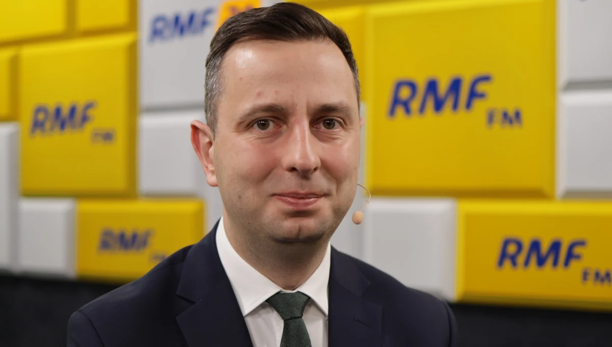 „Wczoraj rano byłem przekonany, że jest ogromna szansa, aby doszło do porozumienia (między nauczycielami a rządem – przyp. red.). Tak się wydawało po wcześniejszych rozmowach, ale byłem niezwykle zaskoczony prowokacyjną propozycją premier Szydło. Prowokacyjną w obszarze, w którym złożyła tę propozycję, ale tez w stylu, w jakim została złożona o co bardzo związkowcy się oburzyli, że najpierw infografiki dostali dziennikarze, a nie sami zainteresowani” – mówił Gość Krzysztofa Ziemca w RMF FM prezes Polskiego Stronnictwa Ludowego Władysław Kosiniak-Kamysz. „Tutaj został popełniony błąd w sztuce. A prowokacją jest sama istoty tych zmian, które premier Szydło na finale rozmów proponuje, otwierając zupełnie nowe fronty. Nieprzemyślana, zła decyzja. 100 proc. odpowiedzialności za strajk od 8 kwietnia ponosi rząd” – podkreślił polityk.