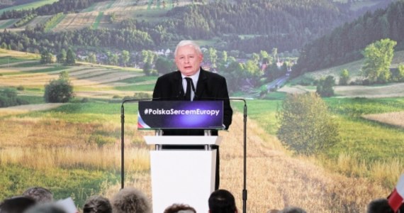 "Naszym dążeniem i nadzieją jest to, żeby polskie miasto i polska wieś żyły na tym samym poziomie, żeby różnice zostały ostatecznie zredukowane" - mówił na konwencji regionalnej PiS w Kadzidle k. Ostrołęki prezes partii Jarosław Kaczyński.