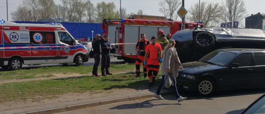 Groźny wypadek w Warszawie na skrzyżowaniu ulicy Radzymińskiej z Barkocińską. Samochód osobowy jadący z dużą prędkością w kierunku Marek przejechał przez pas zieleni oddzielający jezdnie, po czym po drugiej stronie ulicy uderzył w drzewo i dwa zaparkowane samochody. Zdjęcie z miejsca zdarzenia dostaliśmy na Gorącą Linię RMF FM. 