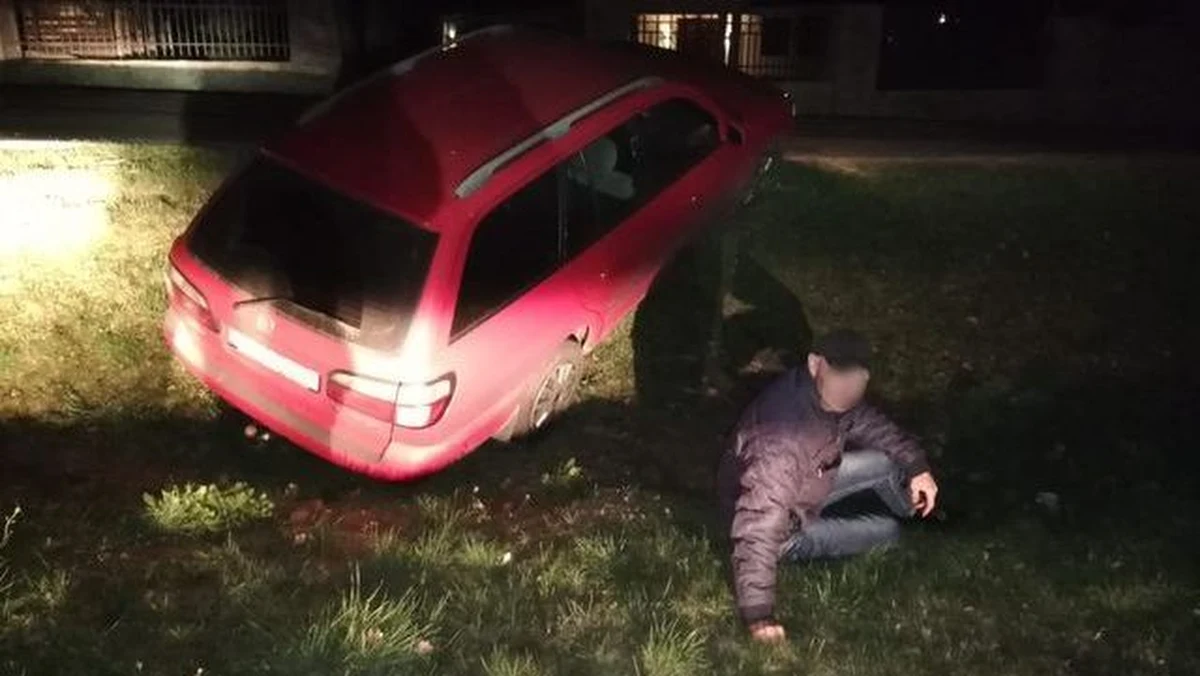 Niecodzienna wpadka pijanego kierowcy w Jastrzębiu - Zdroju. Mężczyzna został zatrzymany przez wracającego z pracy policjanta. Nieco wcześniej kierowca wjechał do przydrożnego rowu.