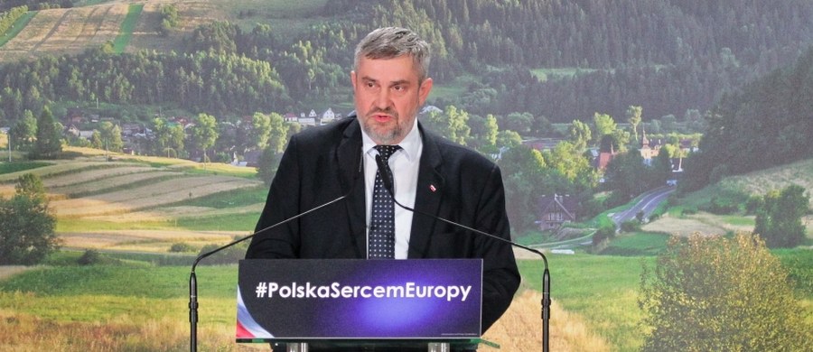 "W ciągu pięciu, najpóźniej sześciu tygodni wszystkie należności wobec rolników i przetwórców zostaną uregulowane i zapłacone" – zapowiedział minister rolnictwa Jan Krzysztof Ardanowski. "Złamaliśmy monopol tych, którzy trzymali za gardło polski rynek" – podkreślił. 