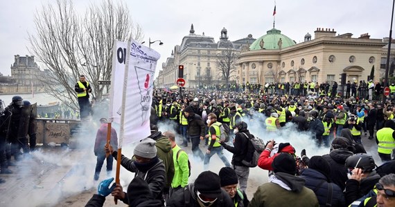 Doszło do kolejnych ulicznych starć podczas demonstracji „żółtych kamizelek” w Paryżu. Policja użyła gazu łzawiącego i granatów hukowych przeciwko uczestnikom, którzy chcieli zboczyć z ustalonej trasy pochodu.