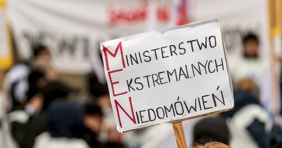 Około 100 osób protestowało  przed zamkniętą bramą budynku Ministerstwa Edukacji Narodowej w Warszawie. Domagali się m.in. natychmiastowej dymisji szefowej resortu Anny Zalewskiej.