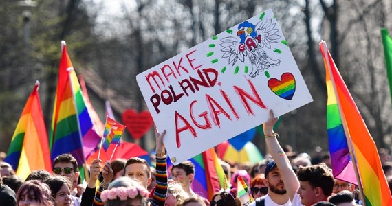 Około 1000 osób uczestniczyło w I Marszu Równości, który pod hasłem "Łączy nas miłość" przeszedł ulicami Koszalina. Doszło do pojedynczych incydentów.