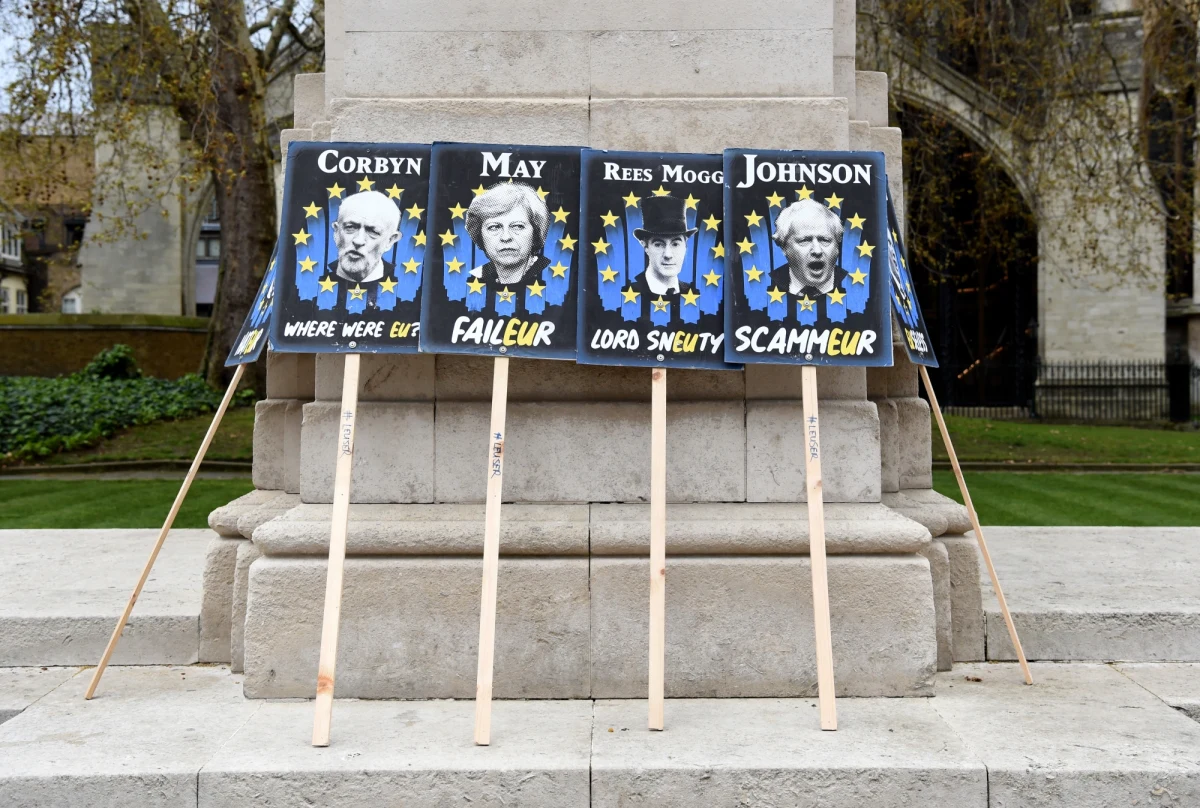 Brytyjski urząd paszportowy zaczął wydawać dokumenty z których usunięto słowa: Unia Europejska mimo, że do brexitu jeszcze nie doszło.