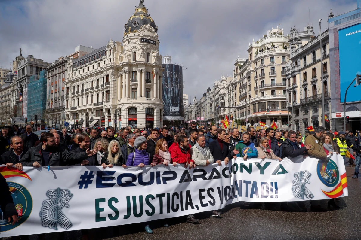 Kilkanaście tysięcy policjantów i żandarmów z całej Hiszpanii wzięło udział w manifestacji w centrum Madrytu. Protestujący funkcjonariusze domagali się podwyżek, które ujednoliciłyby poziom płac w stosunku do regionalnych formacji policyjnych.